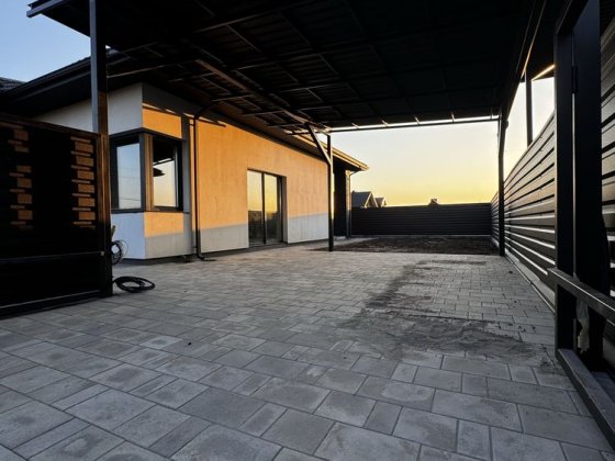 Будинок у гарній локації Боратин