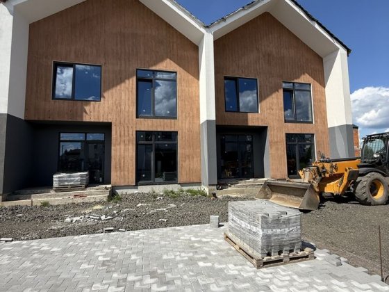 Продаж високоякісного котеджу практично в місті, «THE Wall» Зміїнець