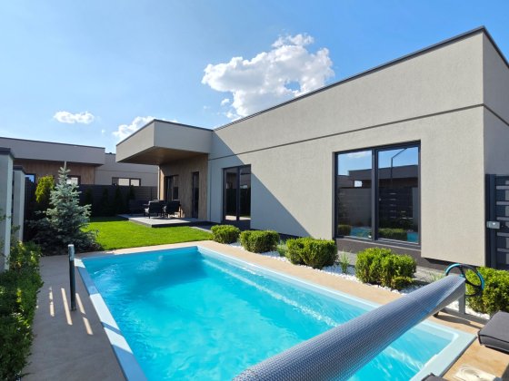 Продается новый дом с бассейном в коттеджном городке «Золотые Ключи» Слобожанское