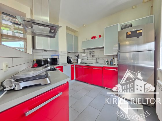 Продаётся двухэтажный дом с гаражом  в городке "Золотые Ключи" Слобожанское