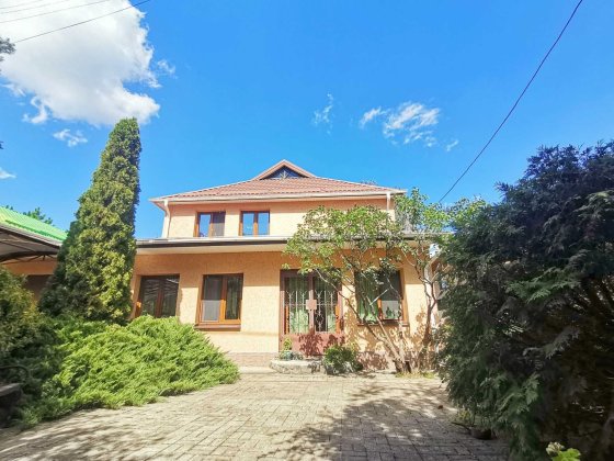 Продам добротный дом в Обуховке по Некрасова на участке с соснами. Обухівка