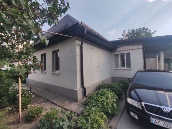 Продам гарний будинок в центрі Підгородного