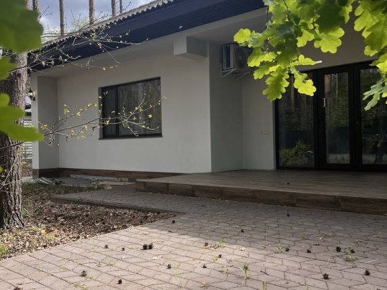 Сучасний екологічний  будинок у соснах Пряжів