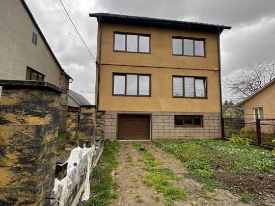 Продається шикарний триповерховий будинок у м. Тячів Тячев