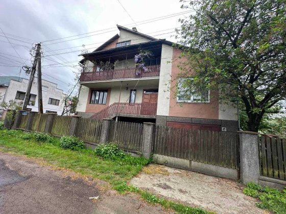 Продається двоповерховий будинок в м. Тячів Тячев