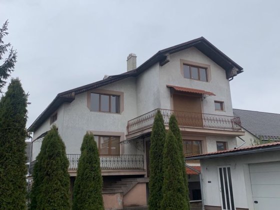 Продається двоповерховий будинок у м. Тячів Тячев