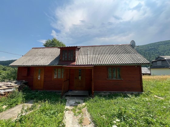 За 60 000$ продається 25 сотих де є будинок, вода та світло три фази. Микуличин