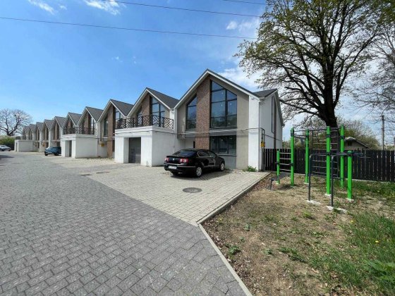 Готовий таунхаус з гаражем всього в 5хв їзди від центру міста Угорники