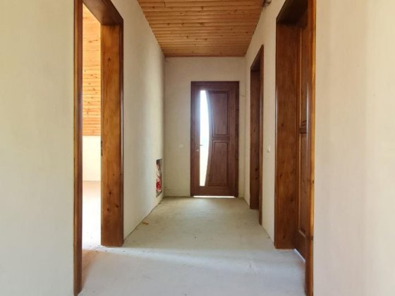 Будинок з частковим ремонтом із земельною ділянкою в Крихівцях Крихівці