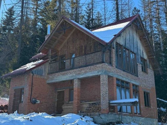 Карпати БУДИНОК з частковим ремонтом та комунікаціями в с. Микуличин Микуличин