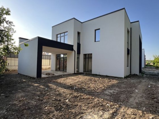 Будинок з терасою та земельною ділянкою  4 сотки Вовчинець