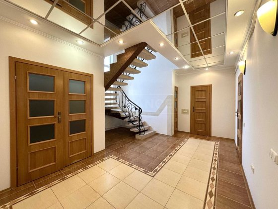 Готовий до проживання особняк з гаражем в передмісті Івано-Франківська Угорники