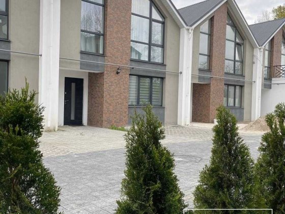 Таунхаус в скандинавському стилі з гаражем 10 хв до центру. Угорники