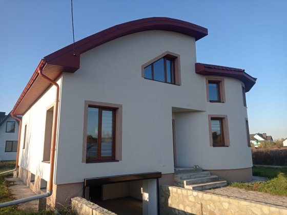 Великий будинок у межах міста у зеленій зоні Криховцы