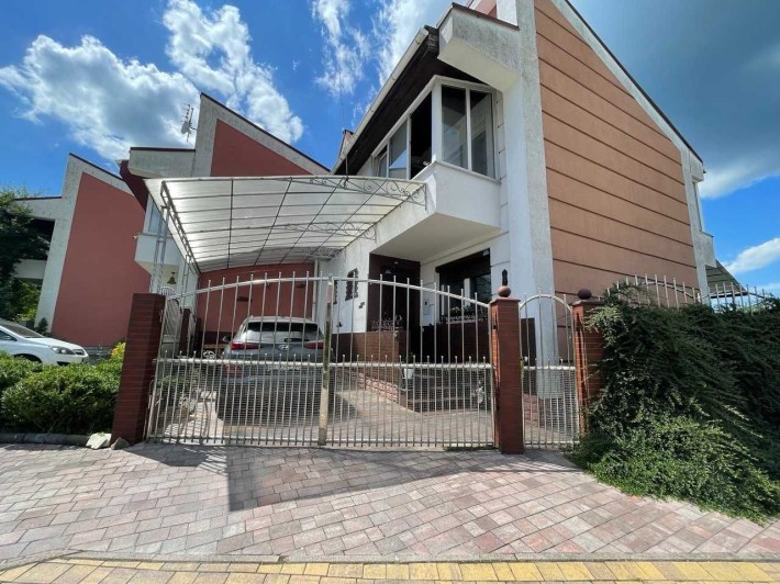 Продам сучасний таунхаус з ремонтом - фото 1