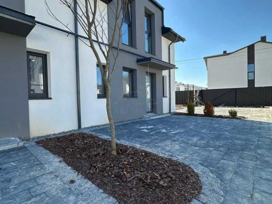 Продам КУТОВИЙ будинок (таунхаус),готовий до ремонту, сходова з вікном Криховцы