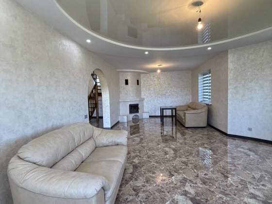 Продається будинок  з  новим Ремонтом Драгомирчани