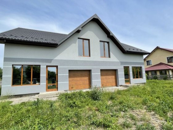 Продається будинок  з гаражем. З великою земельною ділянкою . Загвіздя