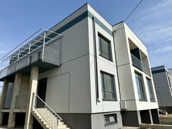 Зданий таунхаус з гаражем та міськими комунікаціями поруч озера! Загвоздье