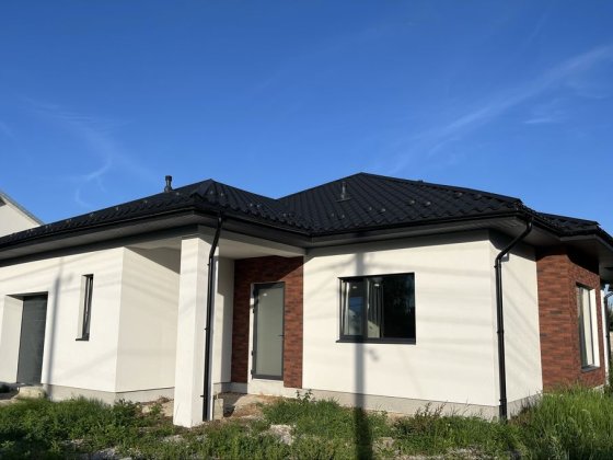 Продається одноповерховий особняк в передмісті Івано-Франківська Драгомирчани