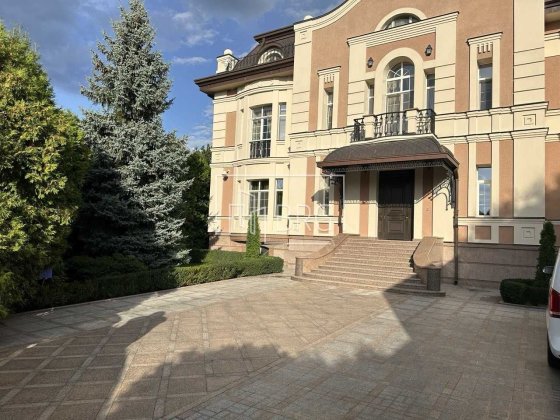 Особняк 1400м с бассейном и выходом на озеро Золотые ворота Козин без% Козин