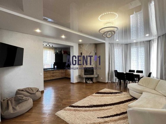 БЕЗ%. Продаж. Будинок з ремонтом 190 м.кв. Чудова локація. 5 с. Гатне. Гатне