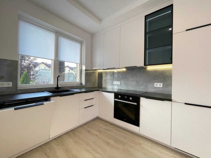 Таунхаус із сучасним ремонтом, двориком, за 15хв від столиці - фото 1