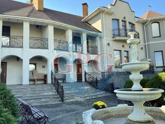 Гатное. (2 км от столицы) Домовладение: 1527 м2, 7 спален, 30 соток Гатное