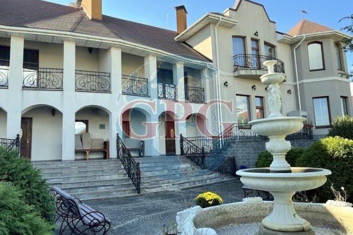 Гатное. (2 км от столицы) Домовладение: 1527 м2, 7 спален, 30 соток - фото 1