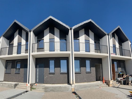 Продам таунхаус в Святопетровском 79 квадратов паркоместо дворик Святопетровское