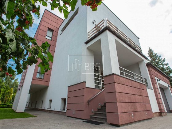 Продажа дома с новым ремонтом в КГ Золотые ворота Козин Конча-Заспа Козин