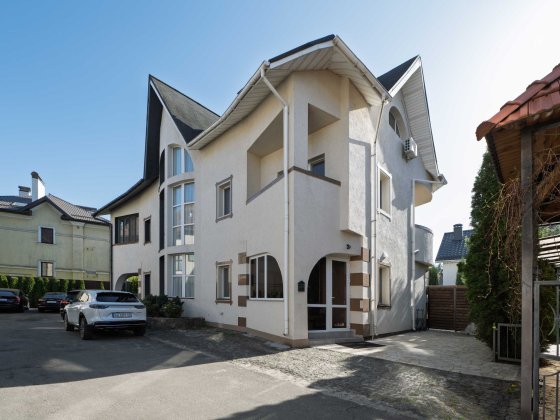 БЕЗ% Козин, свіжий ремонт, з технікою, 3 спальні, закрита територія