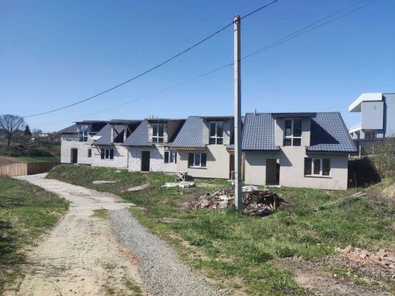 Продам земельну ділянку 10 соток + 5 таунхаусів 550кв.м Гатное