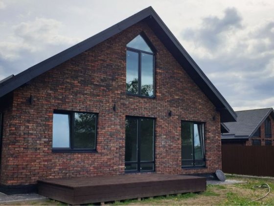 Будинок в баварському стилі в передмісті (дуплекс, котедж містечко) Святопетровское