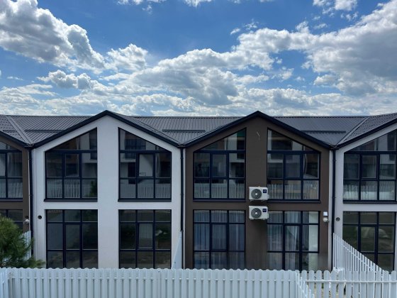 Продам 5-ти кімнатний таунхаус 131 м² В закритому котеджному містечку. Святопетровское