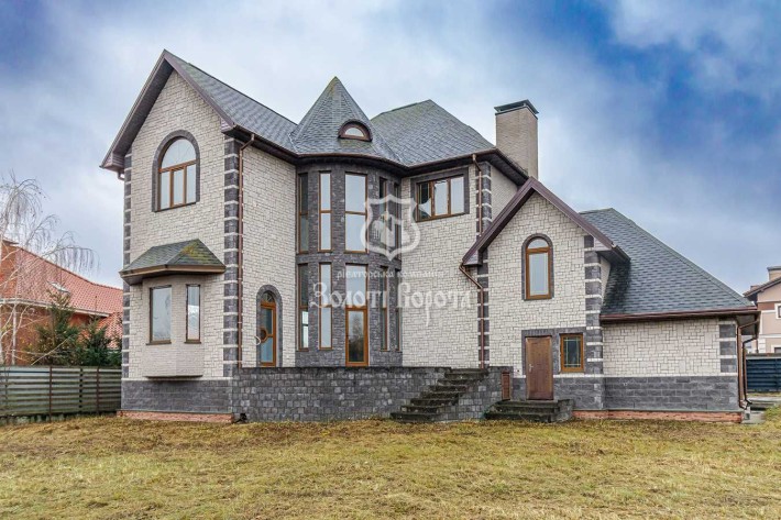 Будинок, 3 поверхи, ділянка — 15 соток. Під ремонт. с. Ходосівка - фото 1