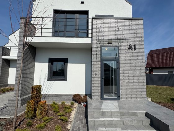 Продам ексклюзивний таунхаус у
затишному містечку з власним озером! Чабаны