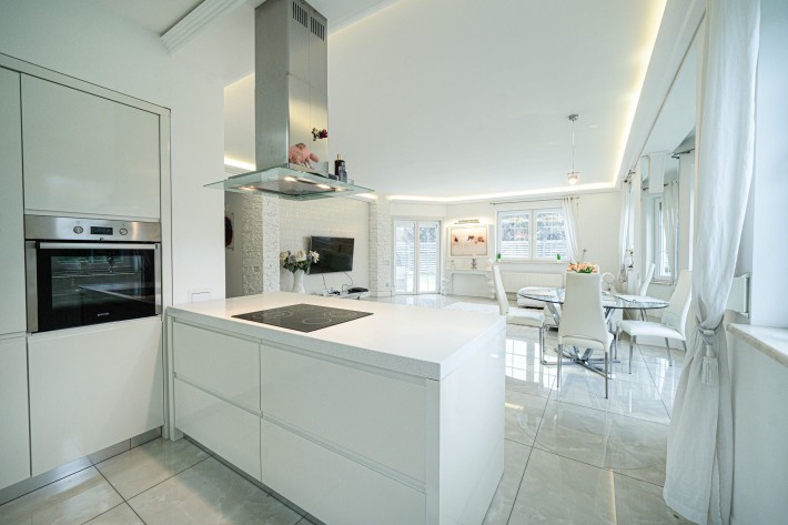 Будинок Білогородка, з басейном та газоною травою - фото 1