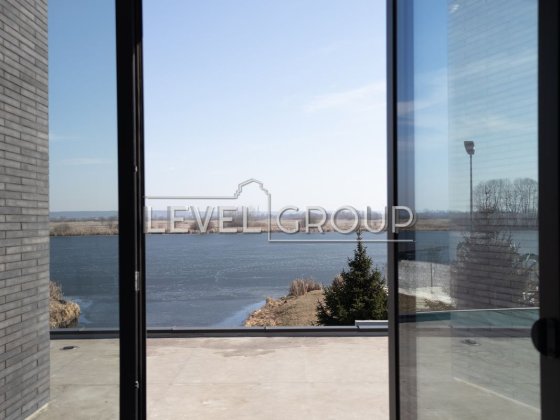 Елітний видовий будинок з власним пляжем на березі озера! Гнедин