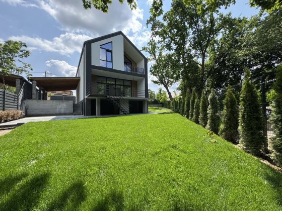 Будинок з підвалом та навісом для авто біля лісу| Гореничі Гореничі