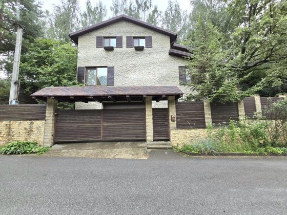 Будинок з газом 200 м2 є гараж барбекю сауна пруд з рибками с. Лісники Лесники