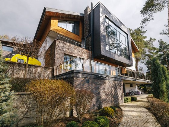 Лісники, панорамний будинок посеред сосен з власним СПА Лесники