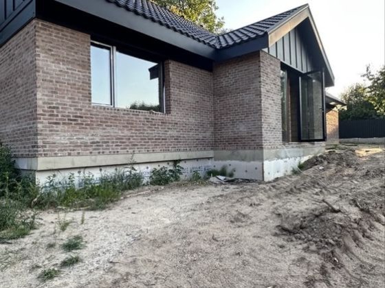ВІД ЗАБУДОВНИКА Новий будинок з підвалом в центрі  біля школи ГОРЕНИЧІ Гореничі