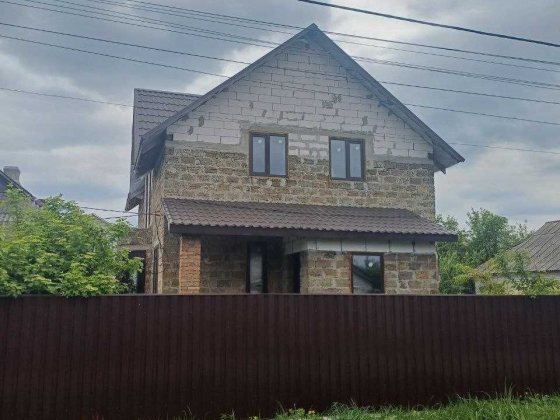 НОВИЙ БУДИНОК на ділянці 9соток в центральній частині с.Нові Петрівці. Нові Петрівці