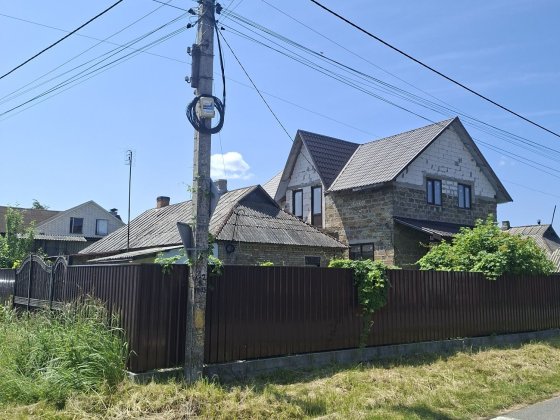 Два будинка з ділянкою 9 соток в центрі міста Нові Петрівці