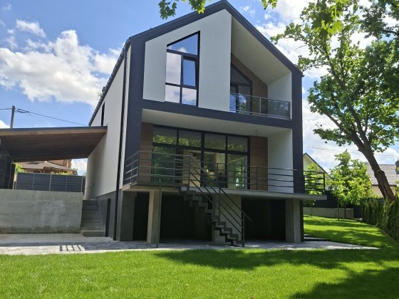 Будинок з бомбосховищем 240м.кв. біля лісу. Газ! Гореничі