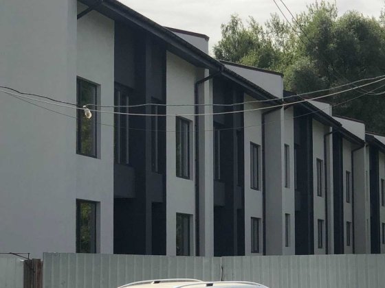 Крутий таун біля самого лісу.  Озеро в 500 м. Гореничі