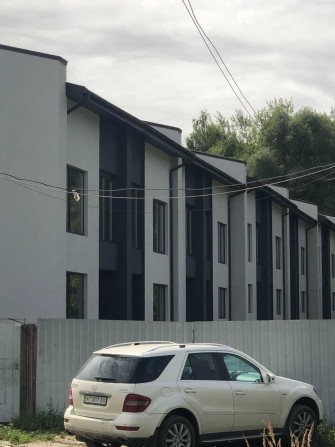 Крутий таун біля самого лісу.  Озеро в 500 м. - фото 1