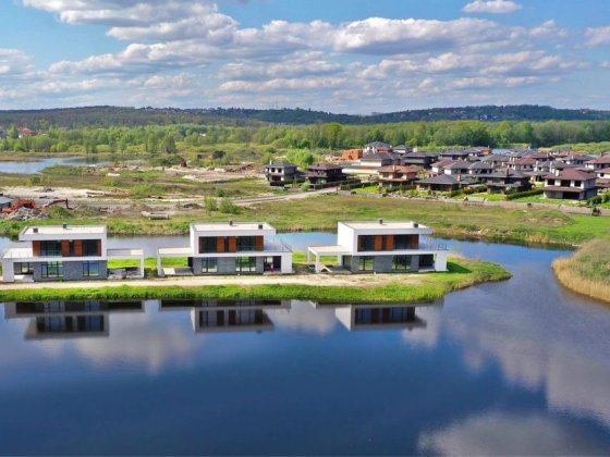 Без% Ходосівка. Лісники. Сучасний будинок біля лісу та озера.