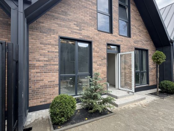 Танхаус з ремонтом та каміном/гарна локаціі Віти поштова/без комісіі Віта-Поштова